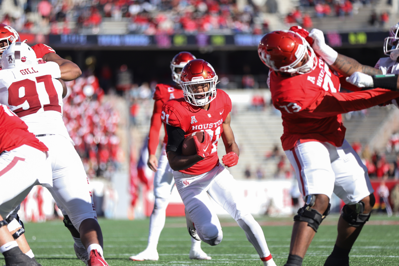 Redshirt freshman running back Stacy Sneed had another big game on the ground, rushing for a career-high 143 yards and two touchdowns for UH football in the win over Temple on Saturday afternoon at TDECU Stadium. | Sean Thomas/The Cougar
