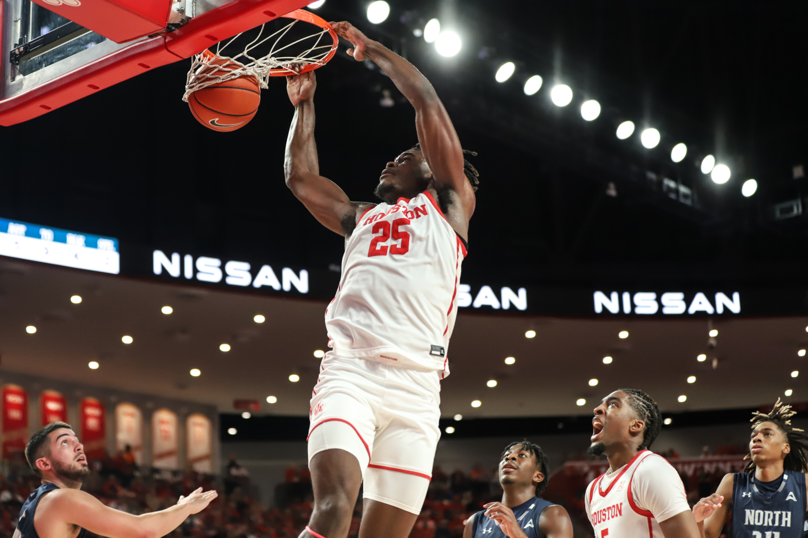 Freshman forward Jarace Walker throws down an emphatic two-handed slam in No. 1 UH's win over North Florida on Tuesday night. | Sean Thomas/The Cougar