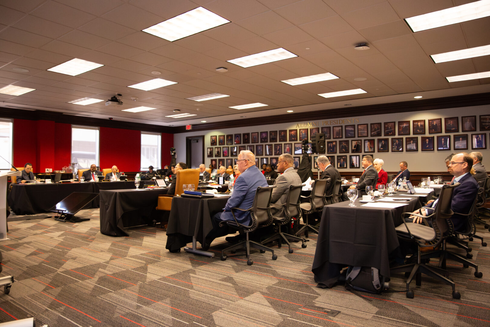 UH Board of Regents approve program cuts, welcomes new student regent ...