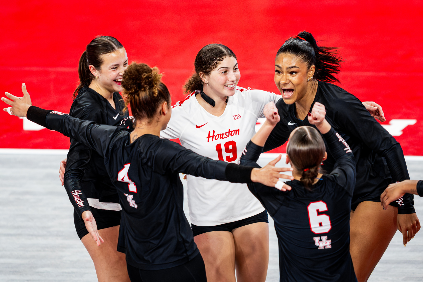 Houston volleyball splits day one of Flo Hyman Classic
